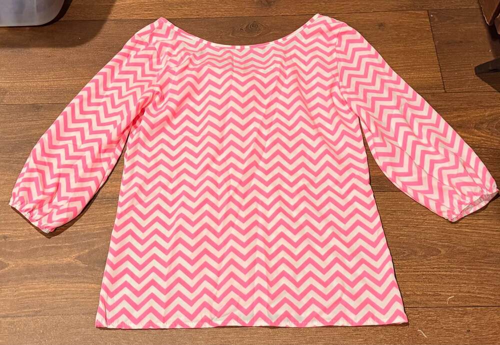 Auditions Pink and White Chevron Print 3/4 Sleeve Top with Bow Back Size S
